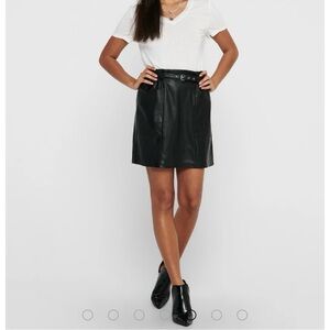 NWOT ONLY HEIDI BLACK FAUX LEATHER MINI SKIRT, XS